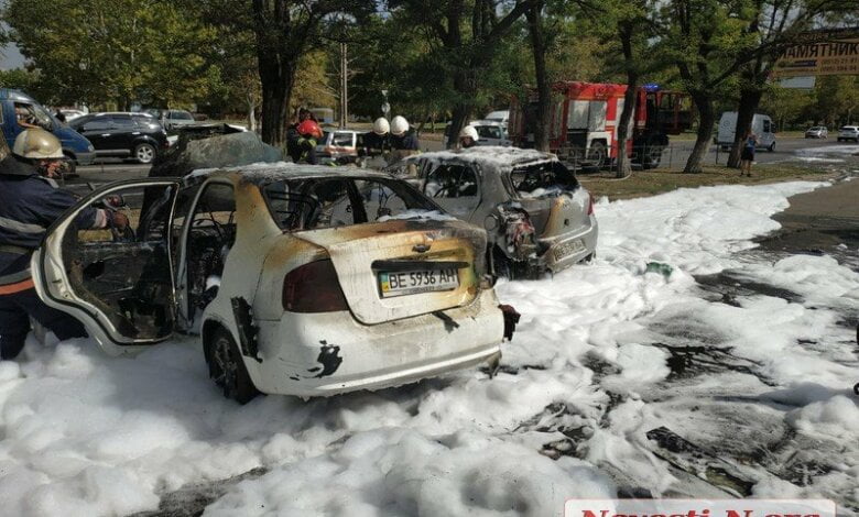 На проспекте Богоявленском в Николаеве сгорело два автомобиля (Видео) | Корабелов.ИНФО image 2