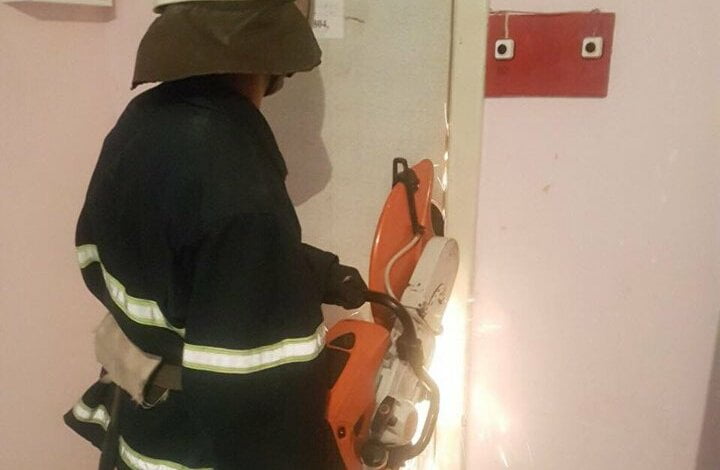 Папа с помощью николаевских пожарных и бензопилы попал к запертому 4-летнему сыну | Корабелов.ИНФО
