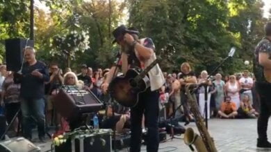 В Каштановом сквере в Николаеве выступил российский поэт и музыкант Борис Гребенщиков (видео) | Корабелов.ИНФО