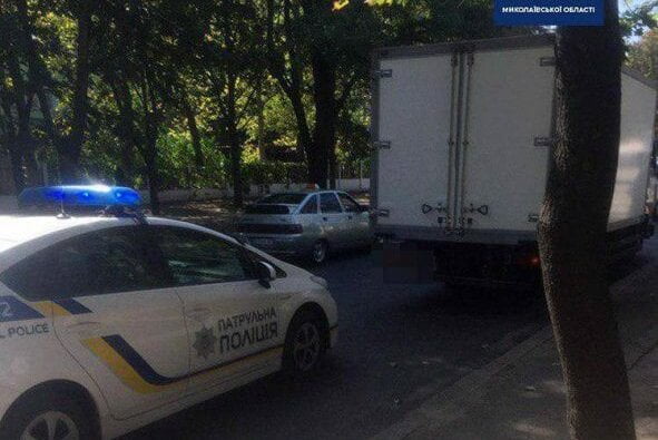 Водитель-нарушитель ПДД пытался дать николаевским патрульным взятку 200 гривен | Корабелов.ИНФО