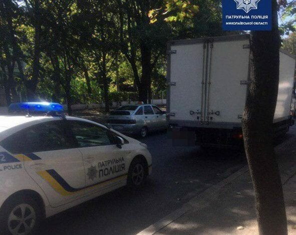 Водитель-нарушитель ПДД пытался дать николаевским патрульным взятку 200 гривен | Корабелов.ИНФО