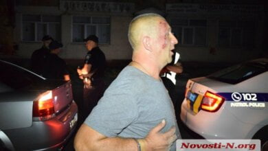 В Николаеве пьяный таксист напал на остановивших его полицейских (видео) | Корабелов.ИНФО