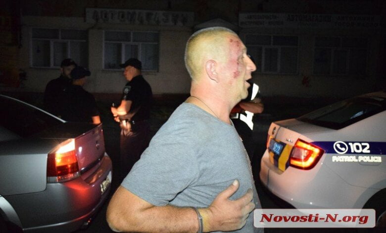 В Николаеве пьяный таксист напал на остановивших его полицейских (видео) | Корабелов.ИНФО