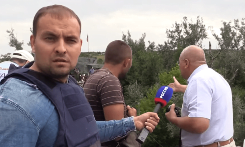 «Иди отсюда, оккупант хр*нов»: украинец послал российских журналистов в Станице Луганской | Корабелов.ИНФО