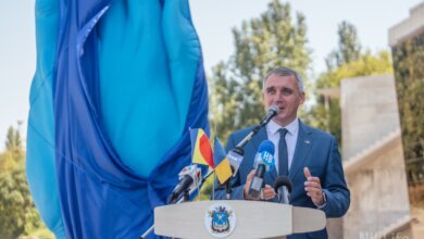 В Николаеве мэр Сенкевич открыл новый арт-объект «Синюю руку» | Корабелов.ИНФО image 1