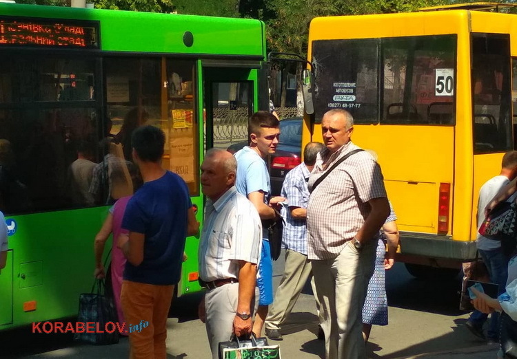 ДТП на остановке: автобус 91 врезался в маршрутку 50