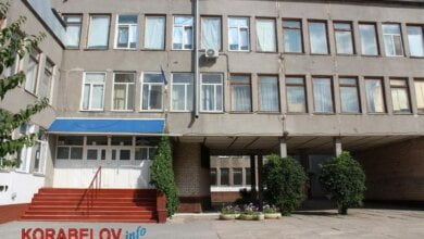 Аварийность в здании не устранили, но покрасили плинтуса с крыльцом и начали ремонт футбольного поля в школе №48 | Корабелов.ИНФО image 3
