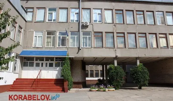 Аварийность в здании не устранили, но покрасили плинтуса с крыльцом и начали ремонт футбольного поля в школе №48 | Корабелов.ИНФО image 3