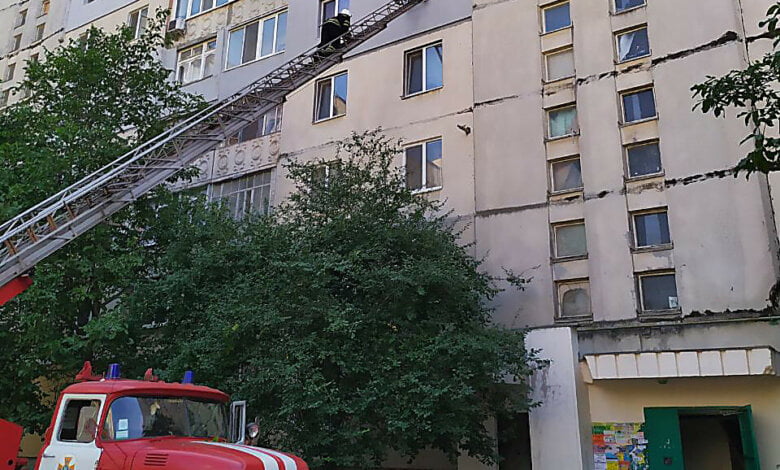 Спасателям пришлось лезть в окно на 5 этаже, чтобы прийти на помощь женщине в Корабельном районе | Корабелов.ИНФО