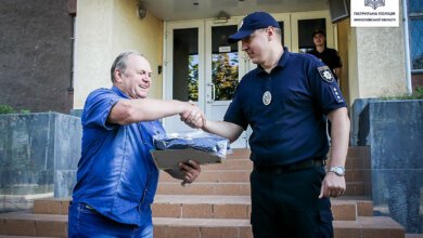 Наградили таксиста, который помог задержать двоих ограбивших церковь в Николаеве | Корабелов.ИНФО