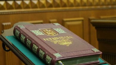 «Слуга народа» готовит 465 изменений в Конституцию Украины | Корабелов.ИНФО