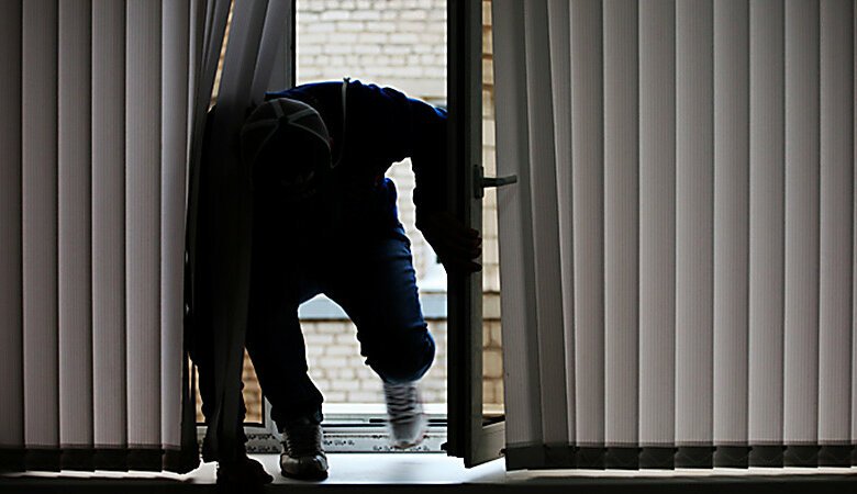 Грабители через окно пробрались в дом экс-сотрудника МВД и связали его отца - священника | Корабелов.ИНФО