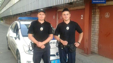 Патрульные показали видео, как они мчатся с сиреной в больницу по улицам города Николаева | Корабелов.ИНФО
