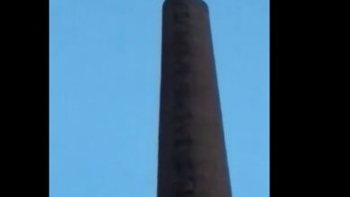 "Вот чего туда лезть, идиота кусок?": подростки продолжают взбираться на опасную заброшенную трубу в Корабельном районе | Корабелов.ИНФО