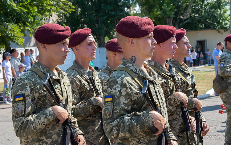 Бойцы 79-й бригады в Николаеве почтили память погибших десантников | Корабелов.ИНФО image 1