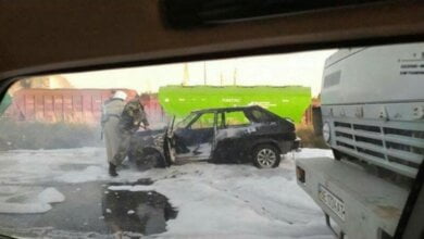 В Корабельном районе прямо на дороге почти полностью сгорела "легковушка" | Корабелов.ИНФО image 2