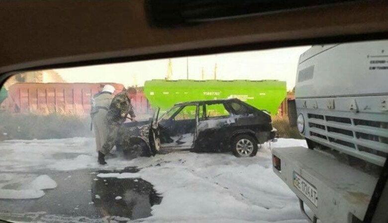 В Корабельном районе прямо на дороге почти полностью сгорела "легковушка" | Корабелов.ИНФО image 2