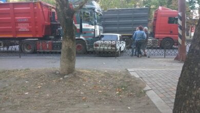 На проспекте в Корабельном районе "фура" зацепила "легковушку", развернув ее поперек дороги | Корабелов.ИНФО image 2