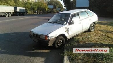 «КамАЗ» и «девятка» столкнулись на пр. Богоявленском в Николаеве - легковушку выбросило на встречную полосу | Корабелов.ИНФО image 2