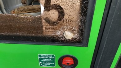 В Николаеве ищут подростка, который в ходе конфликта камнем разбил стекло нового автобуса (Фото, Видео) | Корабелов.ИНФО image 3