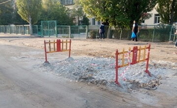 "А дорогу кто должен привести в порядок?", - жители Корабельного района - об участке между детсадом и гимназией | Корабелов.ИНФО