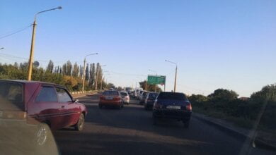 Утром на Широкобальском мосту и перегоне возникла пробка из-за ДТП и "фуры", сломавшейся накануне вечером | Корабелов.ИНФО image 1