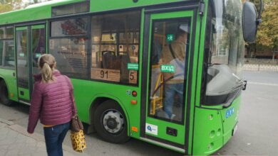 Городской автобус 91-го маршрута зажал дверью женщину и протащил несколько метров | Корабелов.ИНФО