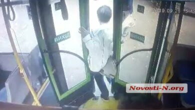 Появилось видео, как автобус в Корабельном районе тащит за собой зажатую дверью женщину | Корабелов.ИНФО