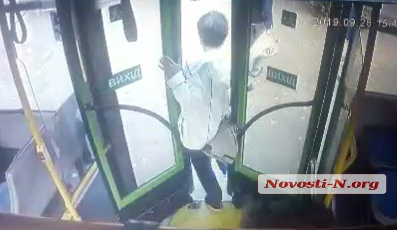 Появилось видео, как автобус в Корабельном районе тащит за собой зажатую дверью женщину | Корабелов.ИНФО