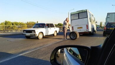 На Широкобальском мосту в Николаеве у «маршрутки» на ходу отвалилось колесо | Корабелов.ИНФО