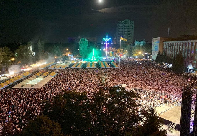Николаевцы с "Мозгами" отметили День города на Соборной площади масштабным концертом | Корабелов.ИНФО