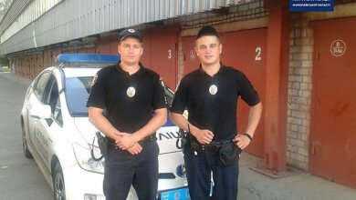 Патрульные опубликовали видео, как спасали женщину от самоубийства в Николаеве | Корабелов.ИНФО