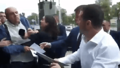 Пресс-секретарь Зеленского оттолкнула журналиста, хотевшего задать ему вопрос | Корабелов.ИНФО