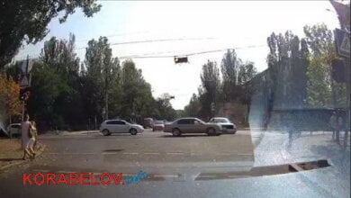 Две "легковушки" врезались друг в друга на перекрестке в Корабельном районе (ВИДЕО) | Корабелов.ИНФО