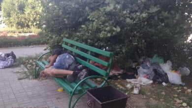 "Вонь - невозможная: в двух метрах от райадминистрации, в кустах живут бомжи", - жалуются жители Корабельного района (Видео) | Корабелов.ИНФО