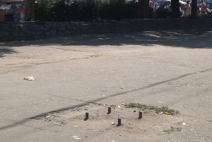 "Особенно для плоховидящих сюрприз": посреди "оживленного" тротуара в Корабельном районе торчат железные штыри | Корабелов.ИНФО image 2