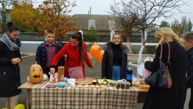 "Строкато, весело, дружно і смачно": ліцеїсти Корабельного району провели благодійний ярмарок | Корабелов.ИНФО image 5