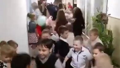 Танцуют все! Учителя и ученики "школы счастья" в Корабельном районе провели праздничный флешмоб (ВИДЕО) | Корабелов.ИНФО image 2