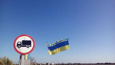 Над оккупированным Донецком пролетел украинский флаг | Корабелов.ИНФО image 1