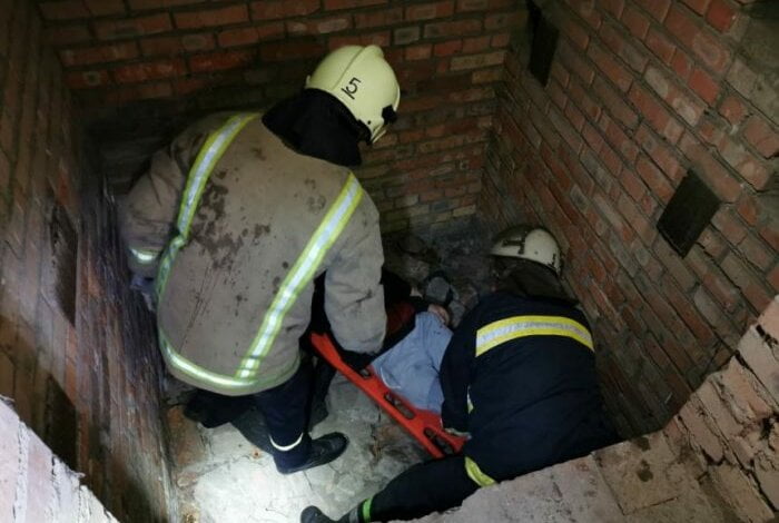 Мужчину, упавшего в яму в Корабельном районе, спасатели вытащили и передали "скорой" помощи | Корабелов.ИНФО