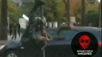 В центре Николаева пьяный мужчина устроил танцы "на пилоне" (Видео) | Корабелов.ИНФО