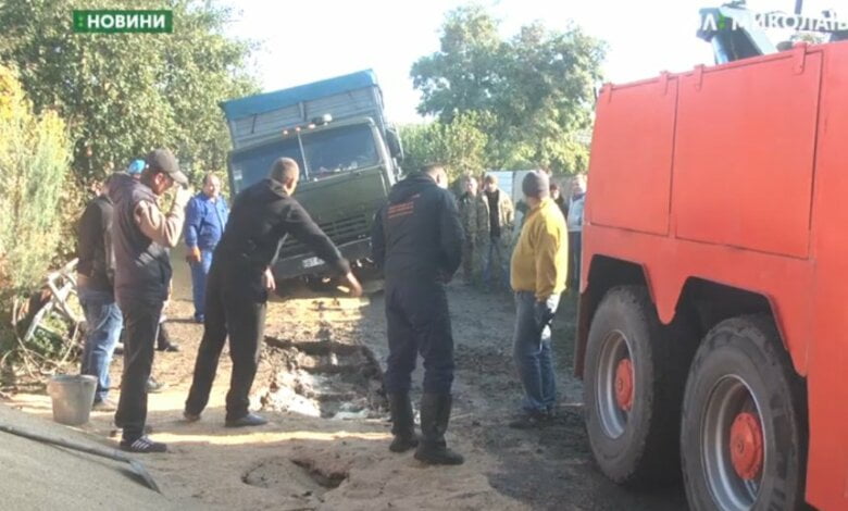 В Николаеве в дренажную систему провалилось три грузовика (видео) | Корабелов.ИНФО