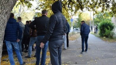В Николаеве съехались таксисты и заставили пассажира заплатить около тысячи гривен (видео) | Корабелов.ИНФО