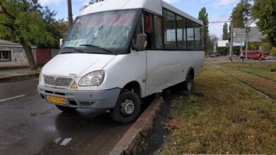 Водитель николаевской маршрутки вывернул бордюр, когда сдавал назад | Корабелов.ИНФО