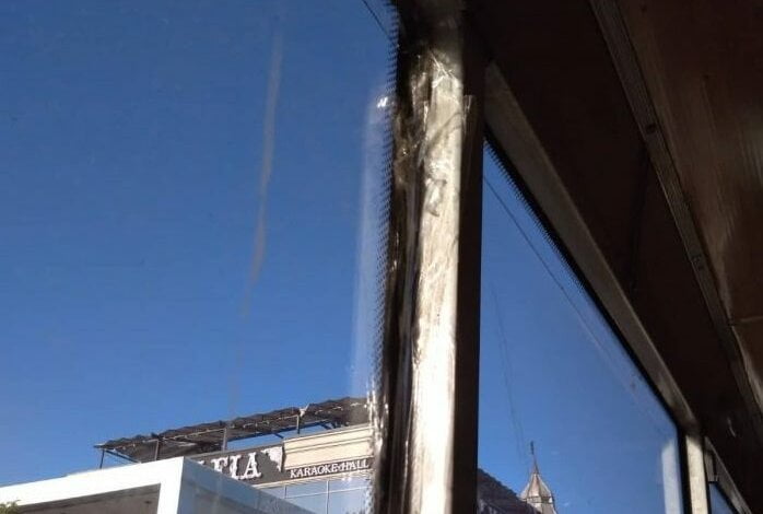 От гнилых стен до стекла на скотче: полтора года жители Корабельного района жалуются на одну и ту же "маршрутку"... | Корабелов.ИНФО image 2