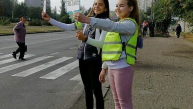 Школярі на узбіччі: учні в Корабельному районі подякували водіям за дотримання ПДД | Корабелов.ИНФО image 1