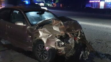 Ночью на пр. Богоявленском столкнулись 2 иномарки – одна от удара снесла дерево и врезалась в забор | Корабелов.ИНФО