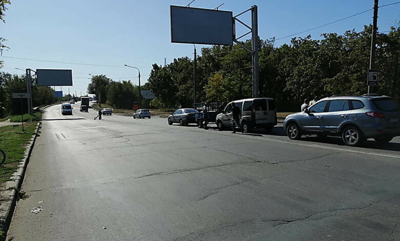 Перед Широкобальским мостом столкнулись три автомобиля. Водители винят четвертого, резко затормозившего перед ними (видео) | Корабелов.ИНФО