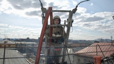 Залез туда во время игры... На Витовщине спасатели снимали 10-летнего мальчика с крыши здания | Корабелов.ИНФО