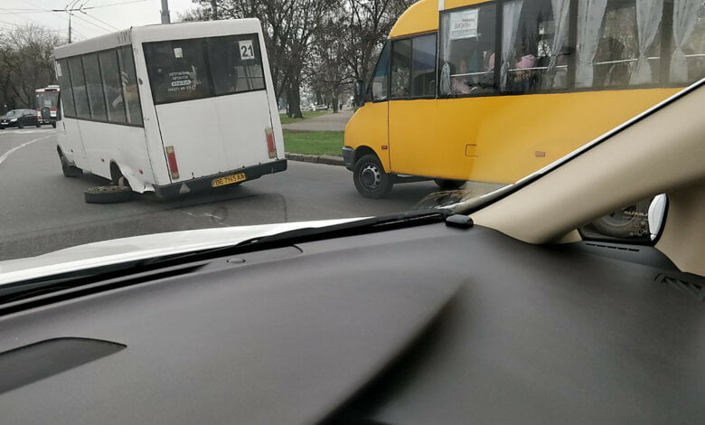 На проспекте Богоявленском в Николаеве у «маршрутки» на ходу отвалилось колесо | Корабелов.ИНФО